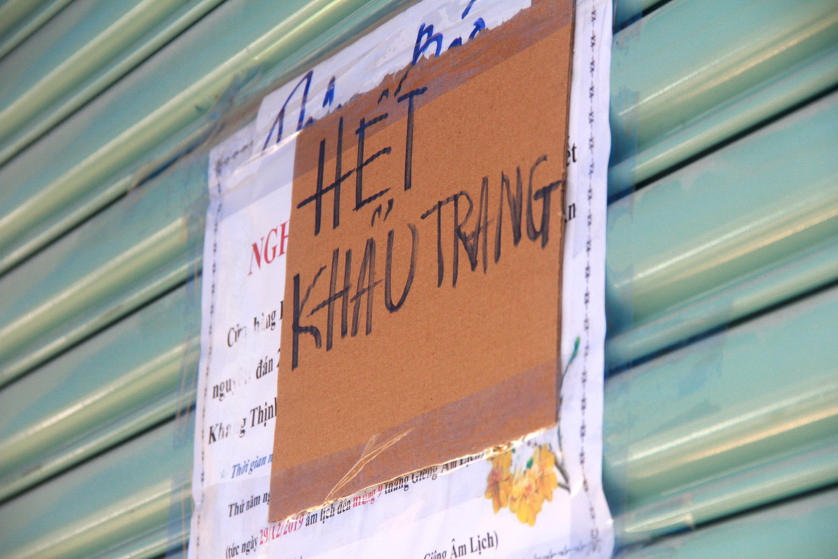 Các điểm bán khẩu trang đồng loạt treo biển hết hàng.