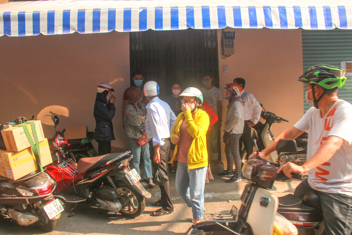 Tại cửa hàng ở số 38E đường Nguyễn Giản Thanh, nhiều người tập trung từ sáng sớm chờ mua khẩu trang nhưng điểm này tạm ngưng bán.