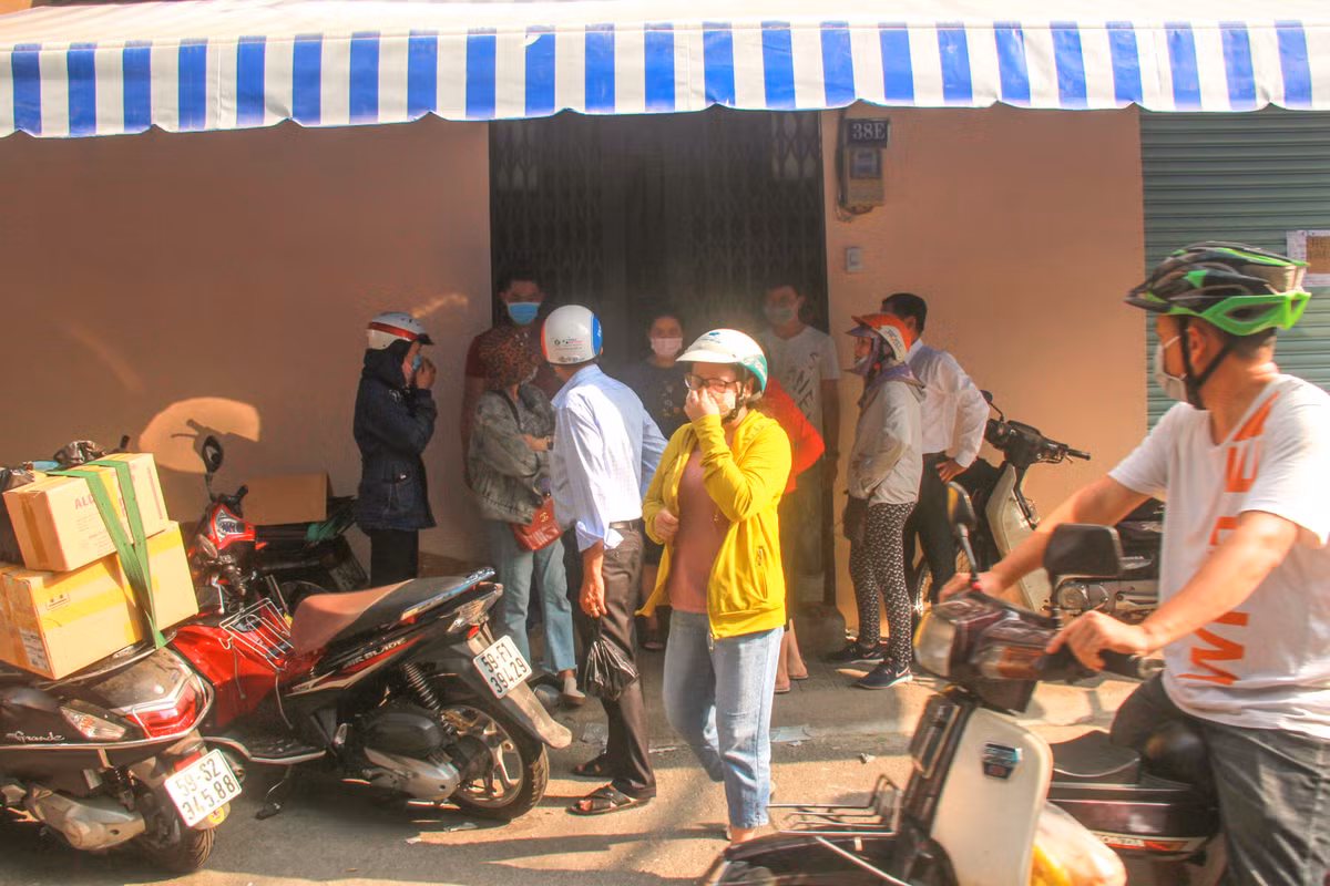 Tại cửa hàng ở số 38E đường Nguyễn Giản Thanh, nhiều người tập trung từ sáng sớm chờ mua khẩu trang nhưng điểm này tạm ngưng bán.