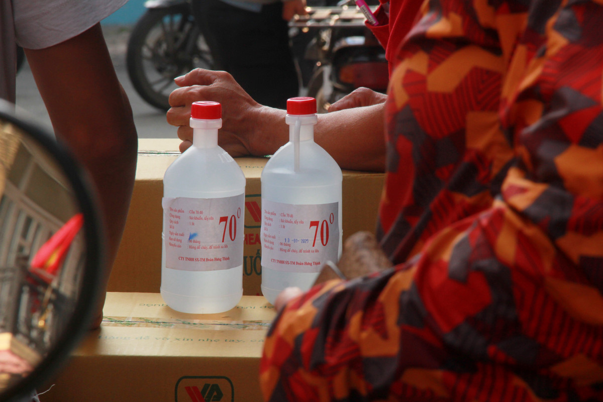 Hiện tại, nước rửa tay được bán giá 5.000 đồng/chai, khẩu trang y tế được bán giá bình ổn từ 50.000 - 70.000/hộp 50 cái.