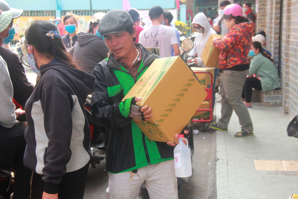 Người dân mua lượng lớn nước rửa tay.