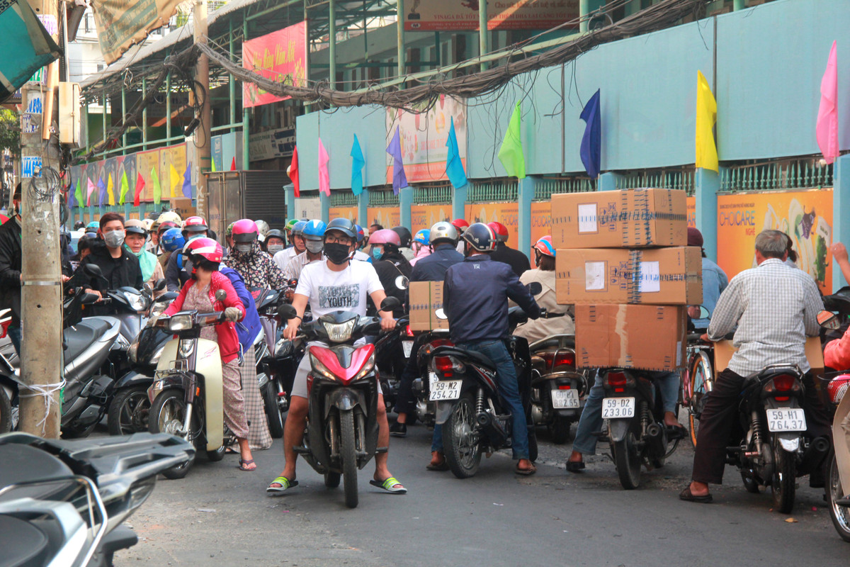 Khu vực đường Nguyễn Giản Thanh (quận 10) luôn tấp nập người bởi đây là khu vực có nhiều cửa hàng chuyên bán các loại đồ y tế như khẩu trang, găng tay, nước rửa tay,...