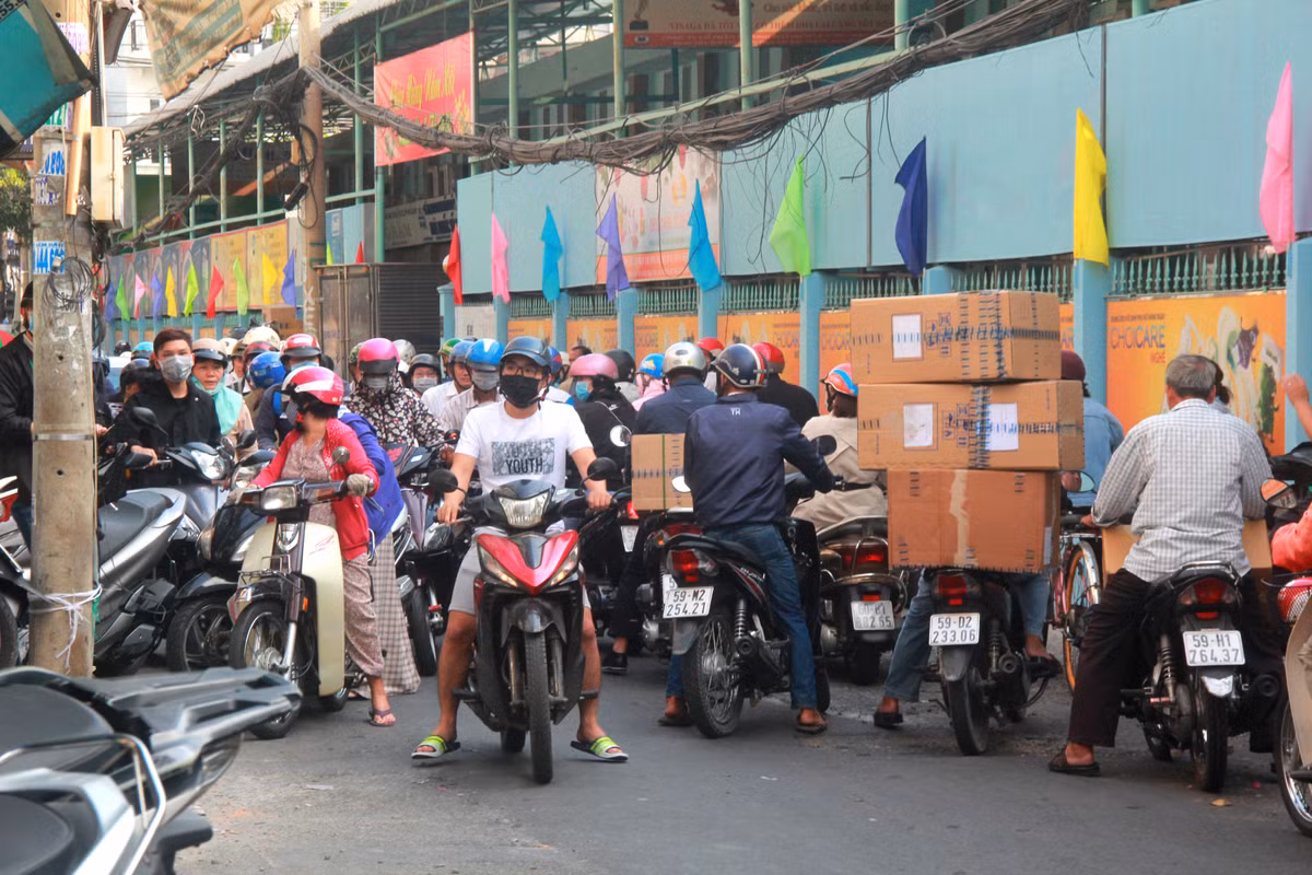 Khu vực đường Nguyễn Giản Thanh (quận 10) luôn tấp nập người bởi đây là khu vực có nhiều cửa hàng chuyên bán các loại đồ y tế như khẩu trang, găng tay, nước rửa tay,...