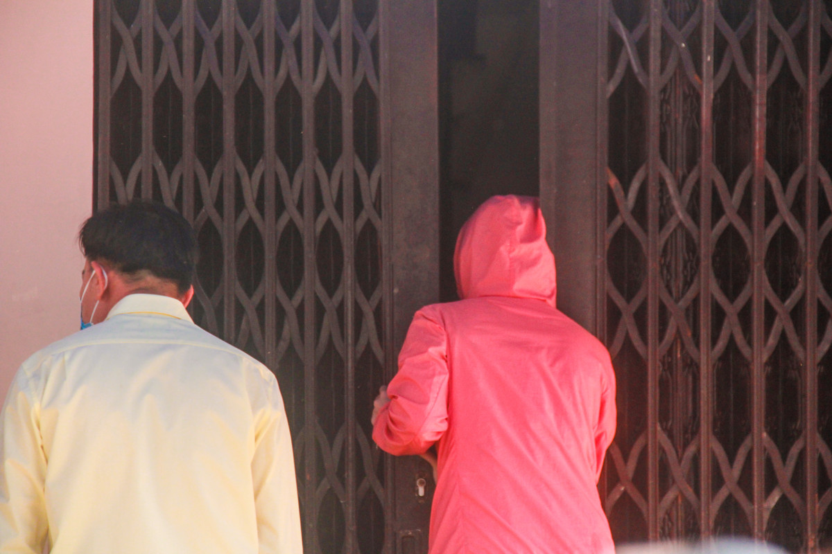 Số khác không đủ kiên nhẫn vào gõ cửa một điểm bán khẩu trang để hỏi mua.