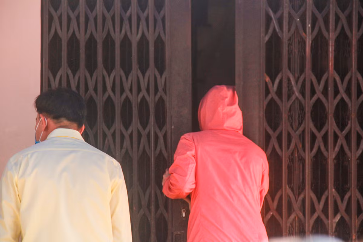 Số khác không đủ kiên nhẫn vào gõ cửa một điểm bán khẩu trang để hỏi mua.