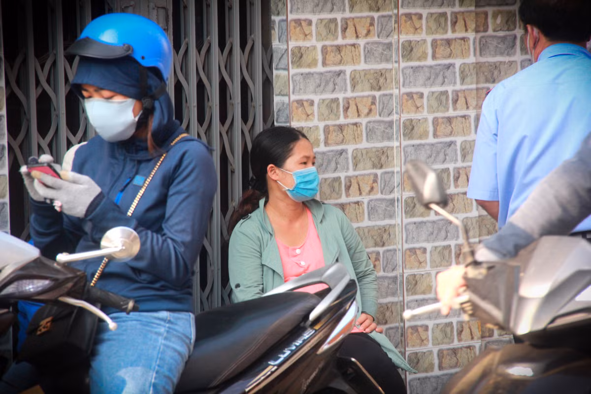 Một số người vẫn cố bám lại, chờ đợi trước cửa hàng.