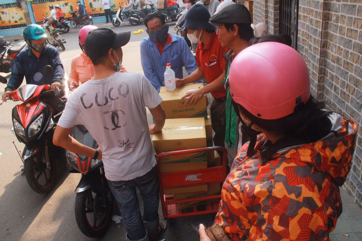 Ngoài khẩu trang, nước rửa tay cũng được nhiều người tìm mua số lượng lớn.