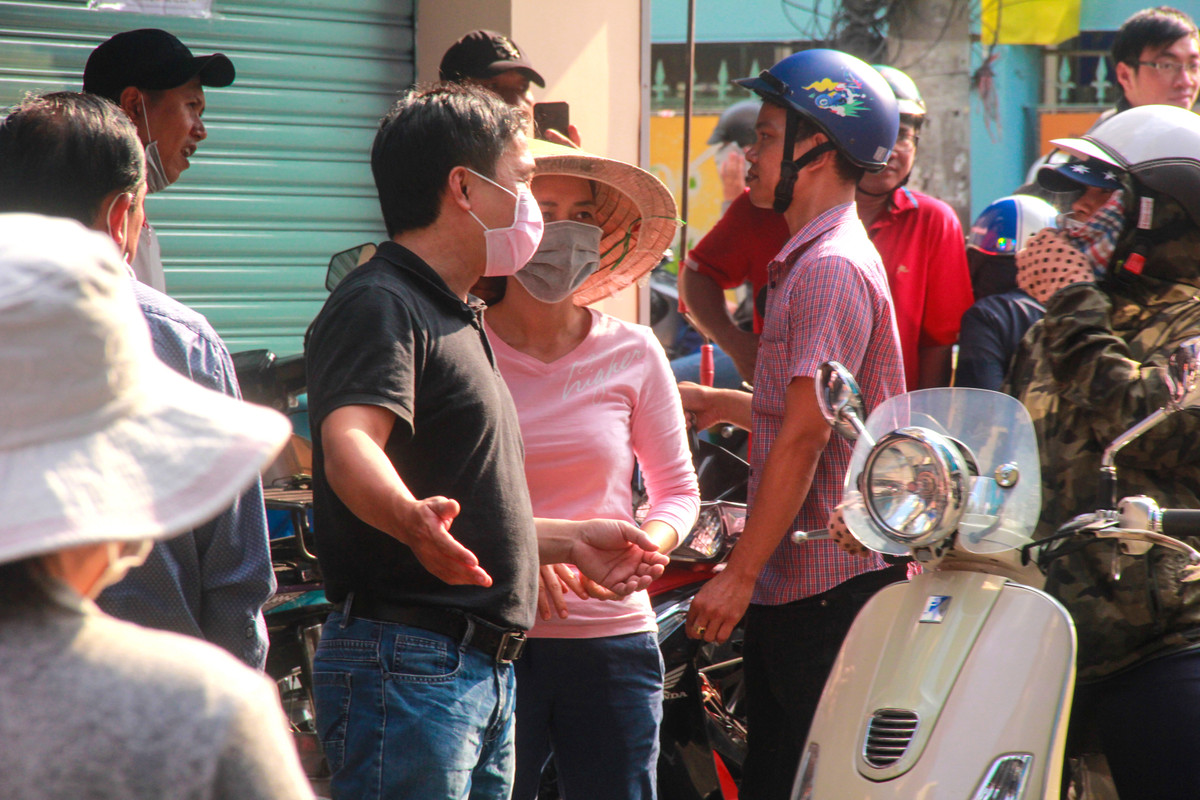 Nhiều người tìm tới hỏi mua, nhân viên cửa hàng phải ra thông báo cho người dân biết.