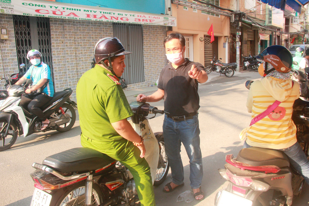 Lượng người kéo tới quá nhiều, lực lượng chức năng phải có mặt để giữ trật tự khu vực.