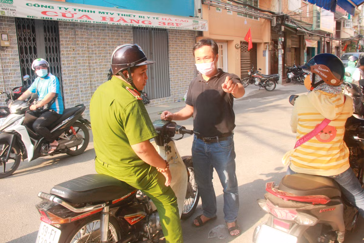 Lượng người kéo tới quá nhiều, lực lượng chức năng phải có mặt để giữ trật tự khu vực.