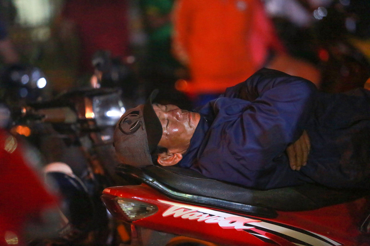 Nhiều người tỏ ra mệt mỏi, tuy nhiên vẫn không muốn rời đi.