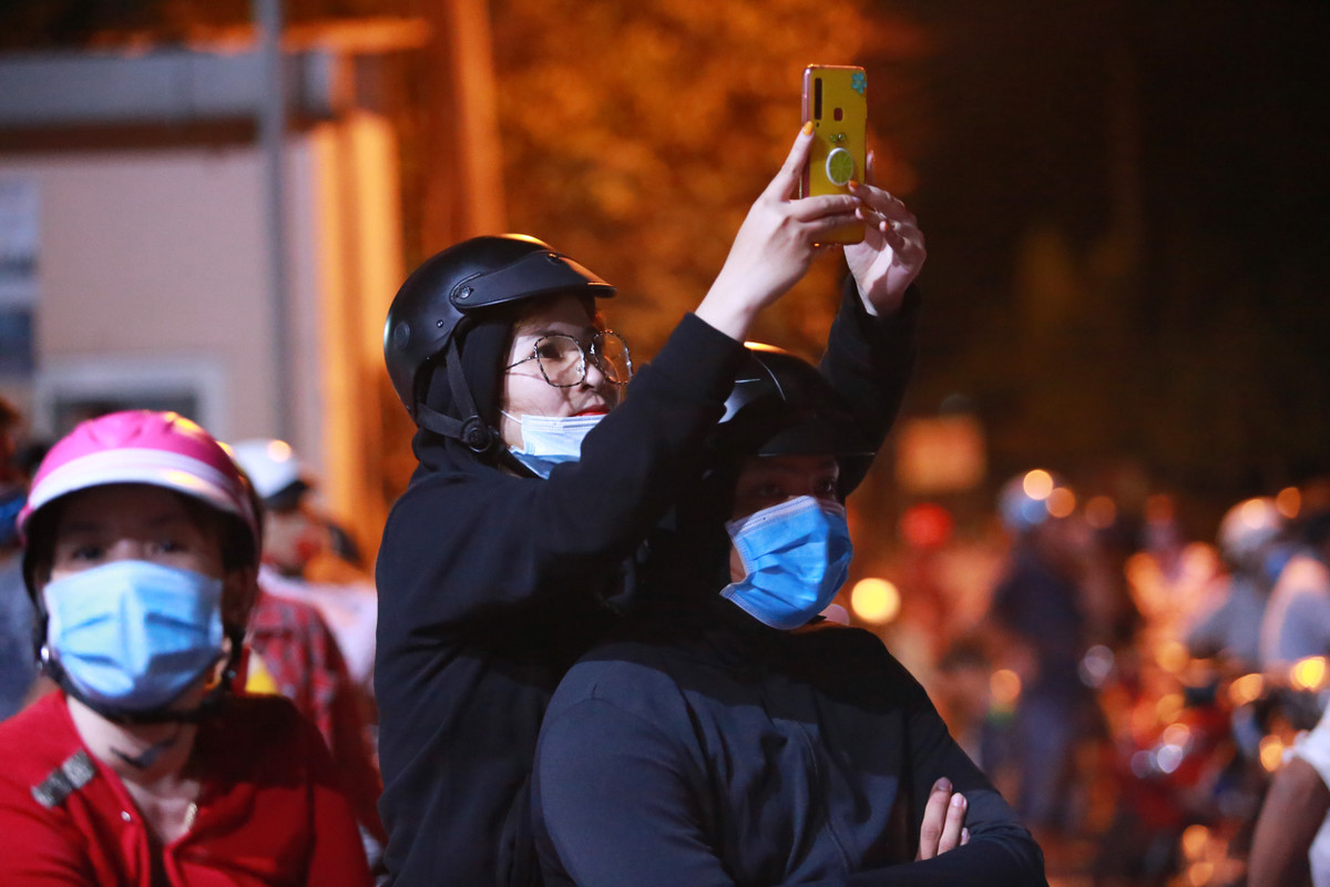 Nhiều cặp đôi không đi chơi ngày Valentine mà dành cả tối tới đứng xem bên ngoài hiện trường.