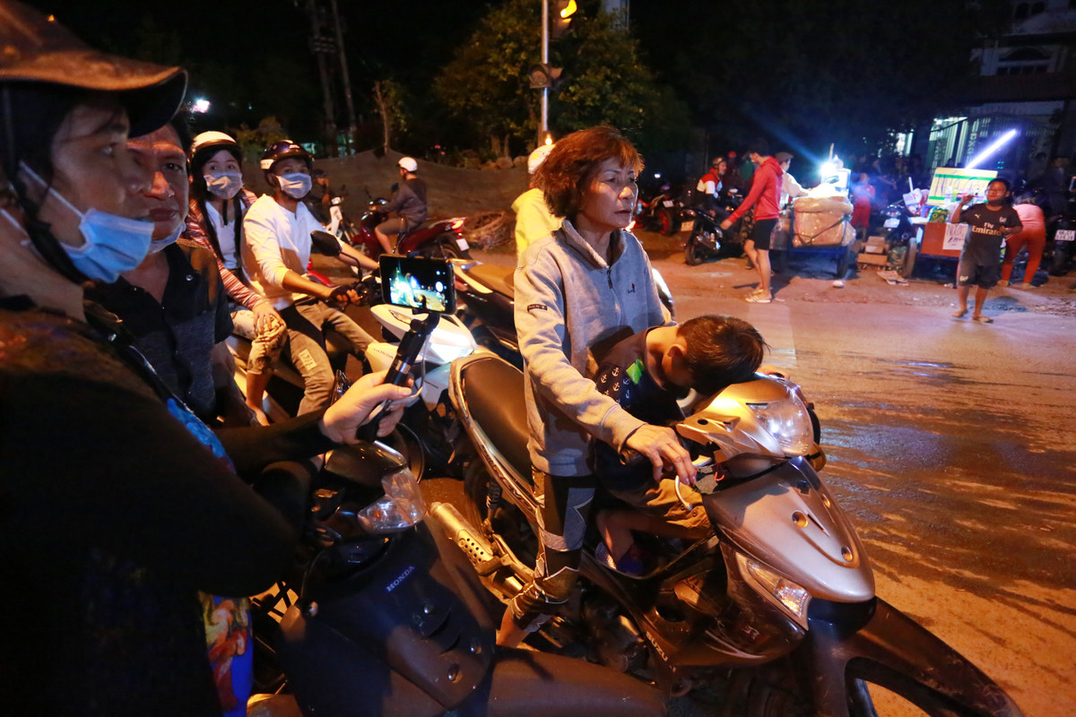 Một em nhỏ ngủ gục trên xe trong lúc chờ đợi.