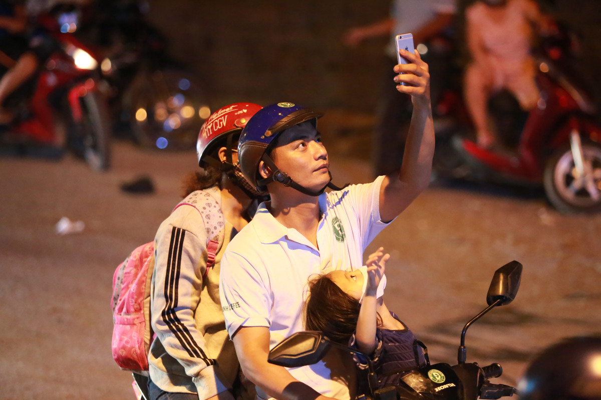 Một số khác thì vừa xem vừa livestream, quay clip.