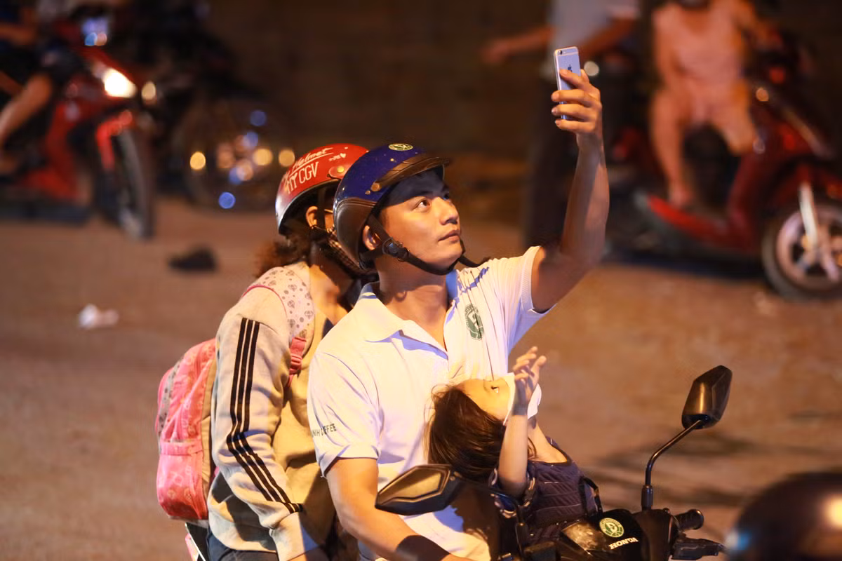 Một số khác thì vừa xem vừa livestream, quay clip.