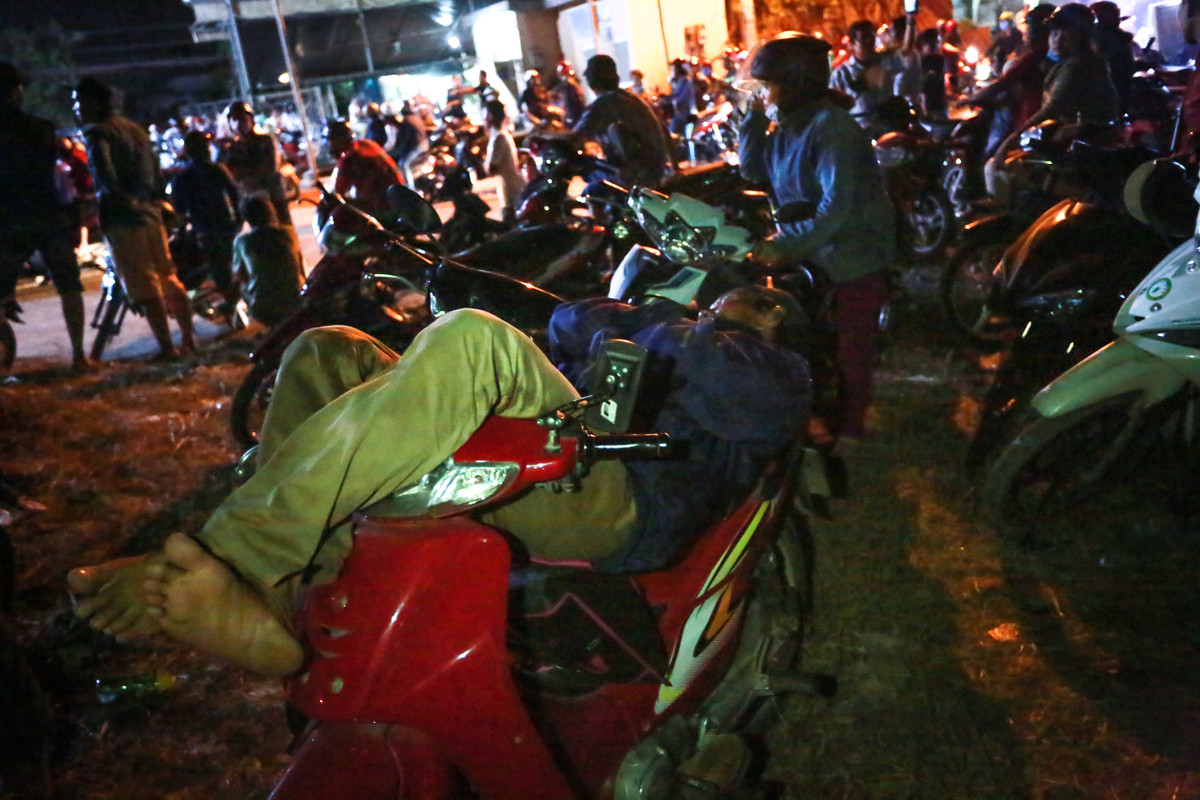 Tranh thủ chợp mắt luôn trên xe máy.