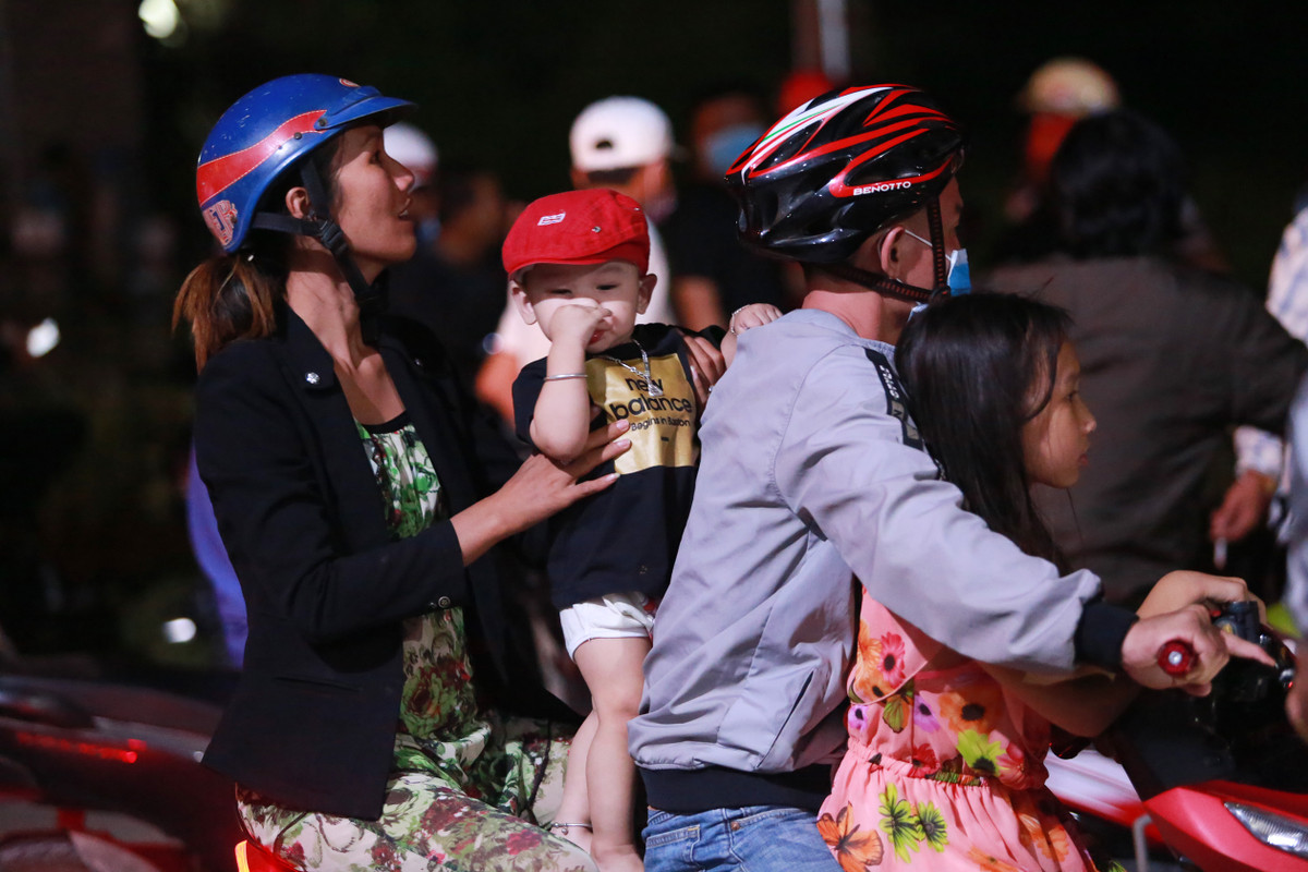 Một gia đình cho cả con nhỏ tới xem cùng.