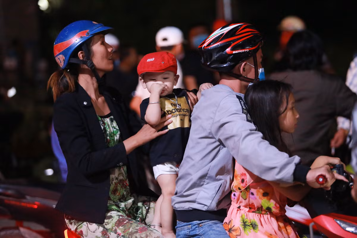 Một gia đình cho cả con nhỏ tới xem cùng.