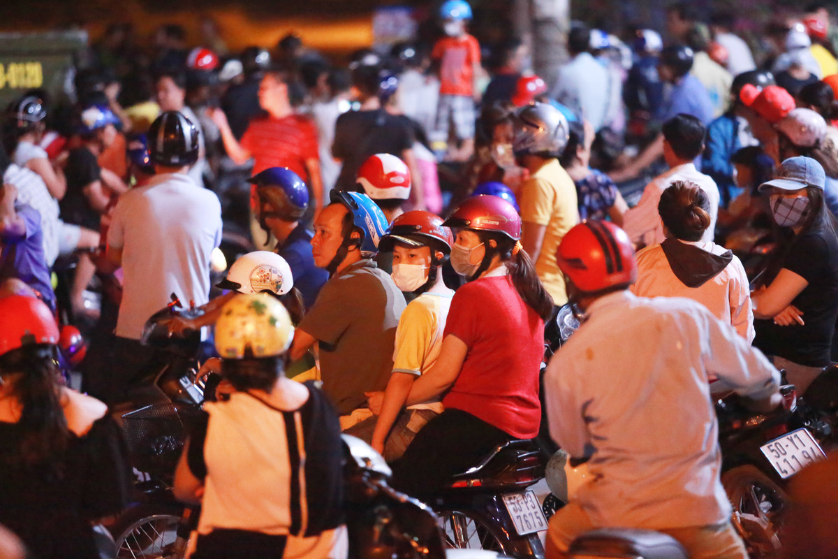 Sức nóng của vụ việc dường như vẫn chưa nguôi đi ngay cả khi Tuấn "Khỉ" đã bị tiêu diệt và đưa ra khỏi hiện trường vào rạng sáng 14/2.