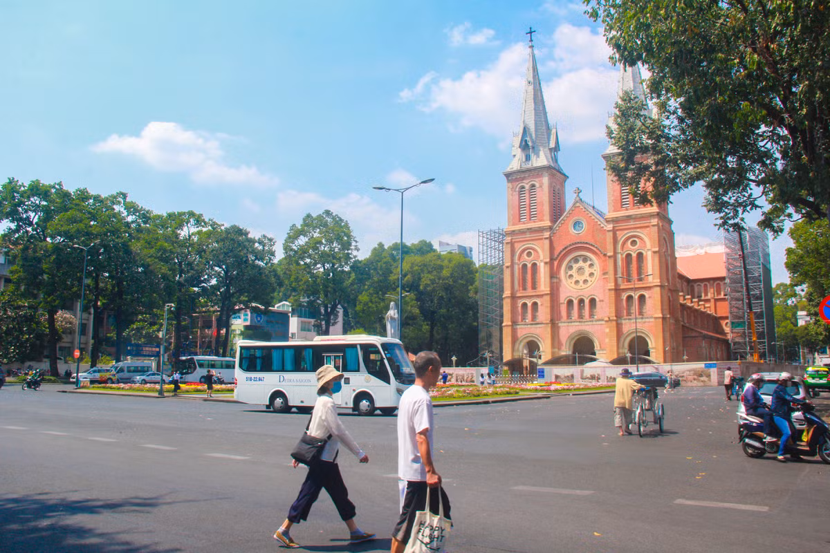 Khu vực nhà thờ Đức Bà vắng khách thăm quan những ngày này.