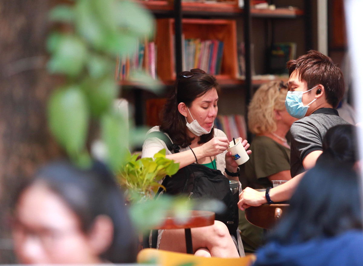 Chỉ khi uống cafe thì mới tháo khẩu trang ra.