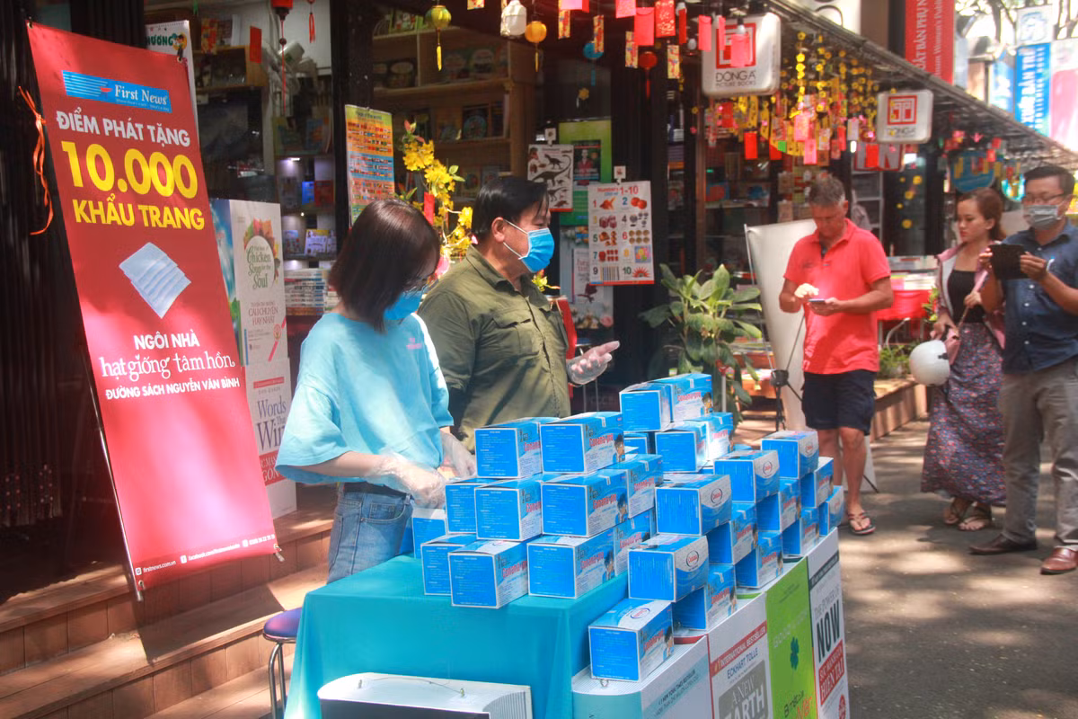 Cấp phát khẩu trang miễn phí cho người dân, du khách tại đường sách TP.HCM.