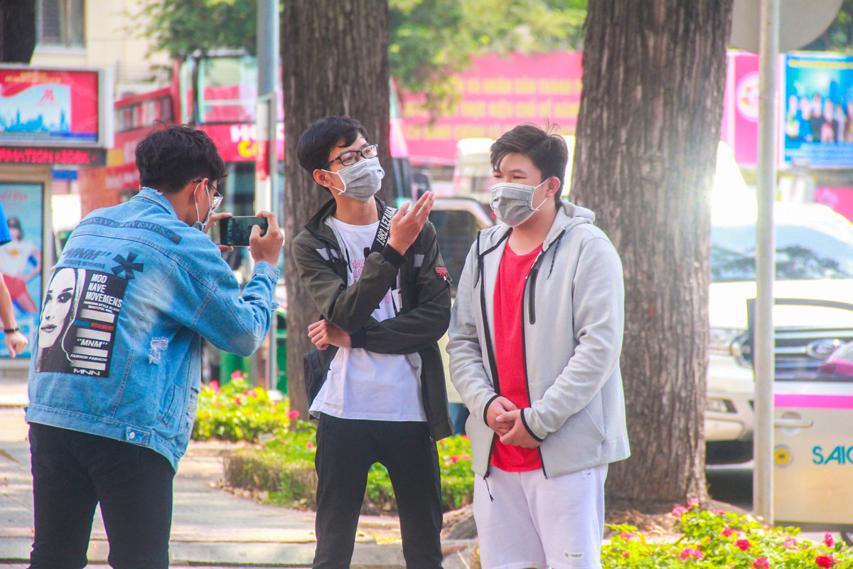 Chụp ảnh vẫn phải đeo khẩu trang để phòng dịch.