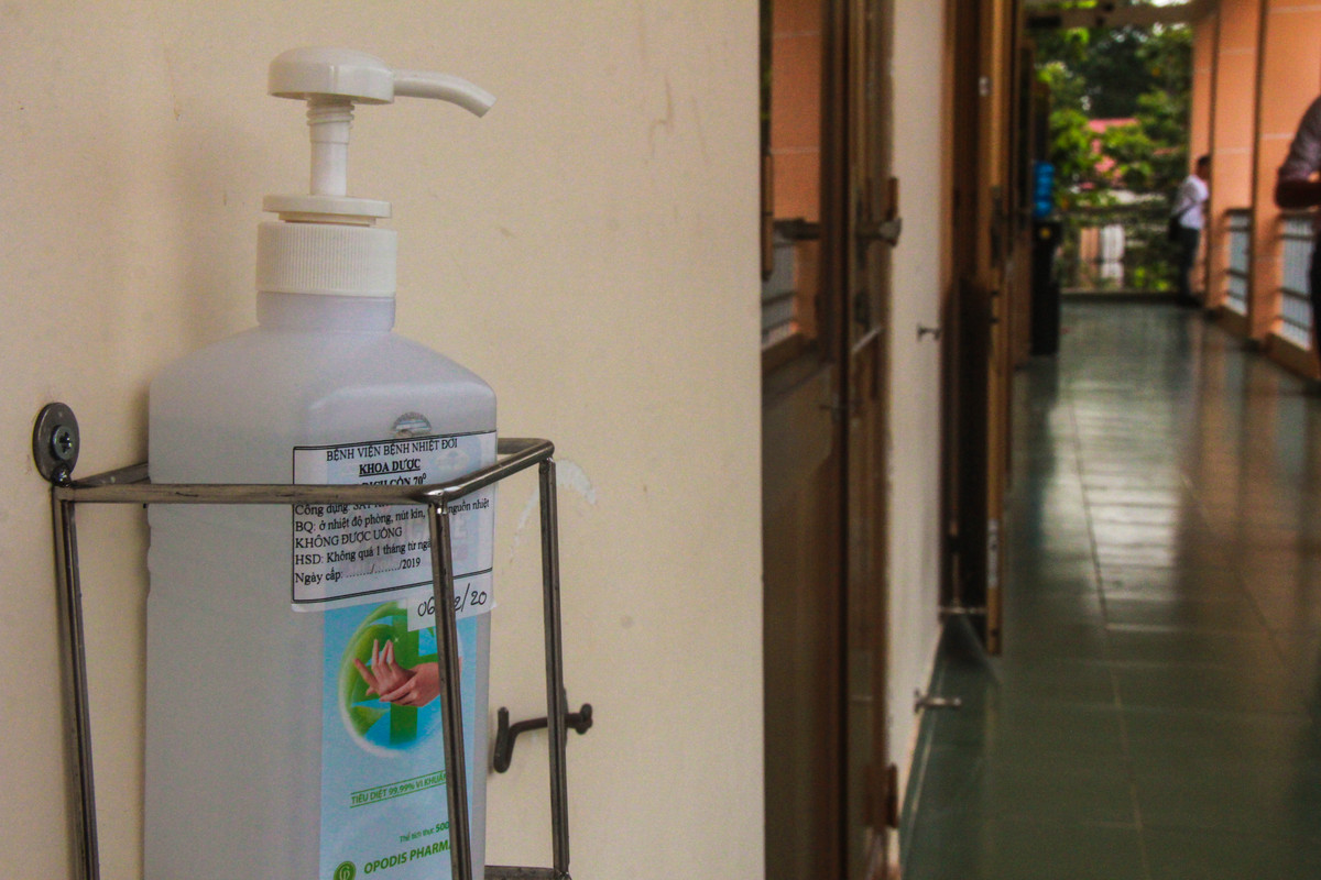 Bên ngoài mỗi cửa phòng, đều được để một chai nước rửa tay sát khuẩn.