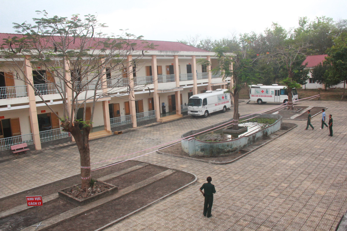 300 năm giường bệnh được chia ra làm 2 khu (khu 1, khu 2) ở 2 dãy nhà 2 lầu, được cách ly hoàn toàn với các khu vực khác phía sau Trường quân sự.