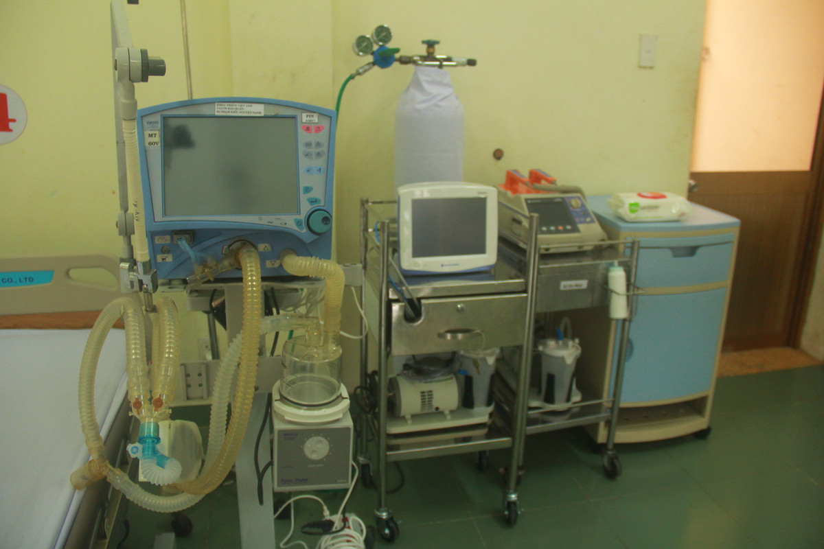 Trong phòng cách ly có đầy đủ trang thiết bị cần thiết để điều trị cho bệnh nhân khi cần thiết.