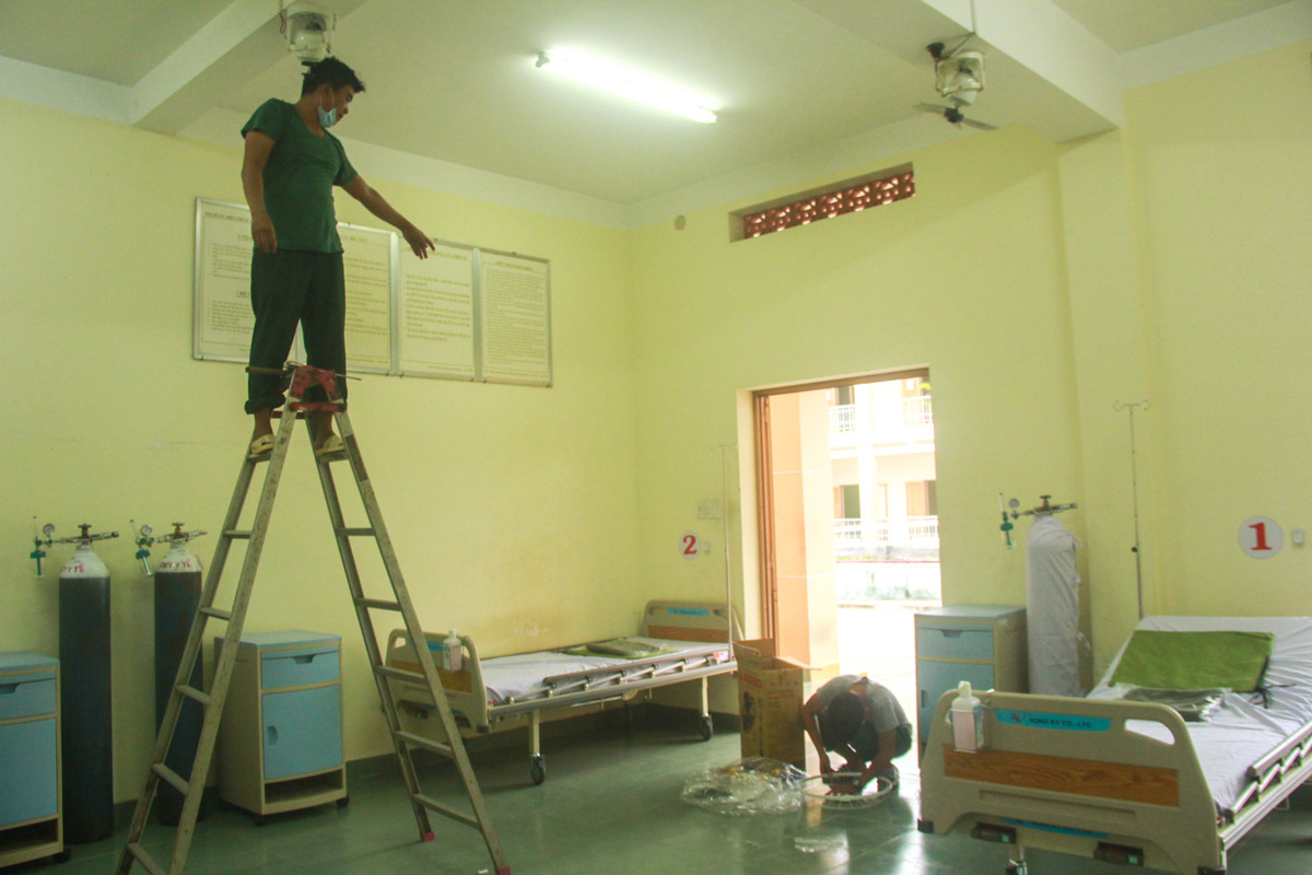 Các trang thiết bị bên trong phòng điều trị đang được các chiến sĩ tại đây lắp đặt.