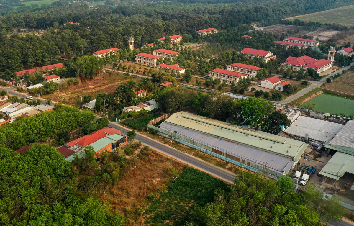 Vị trí của bệnh viện này nằm tách biệt khu dân cư, cách ngã ba Bà Thiên - tỉnh lộ 15 vài trăm mét.