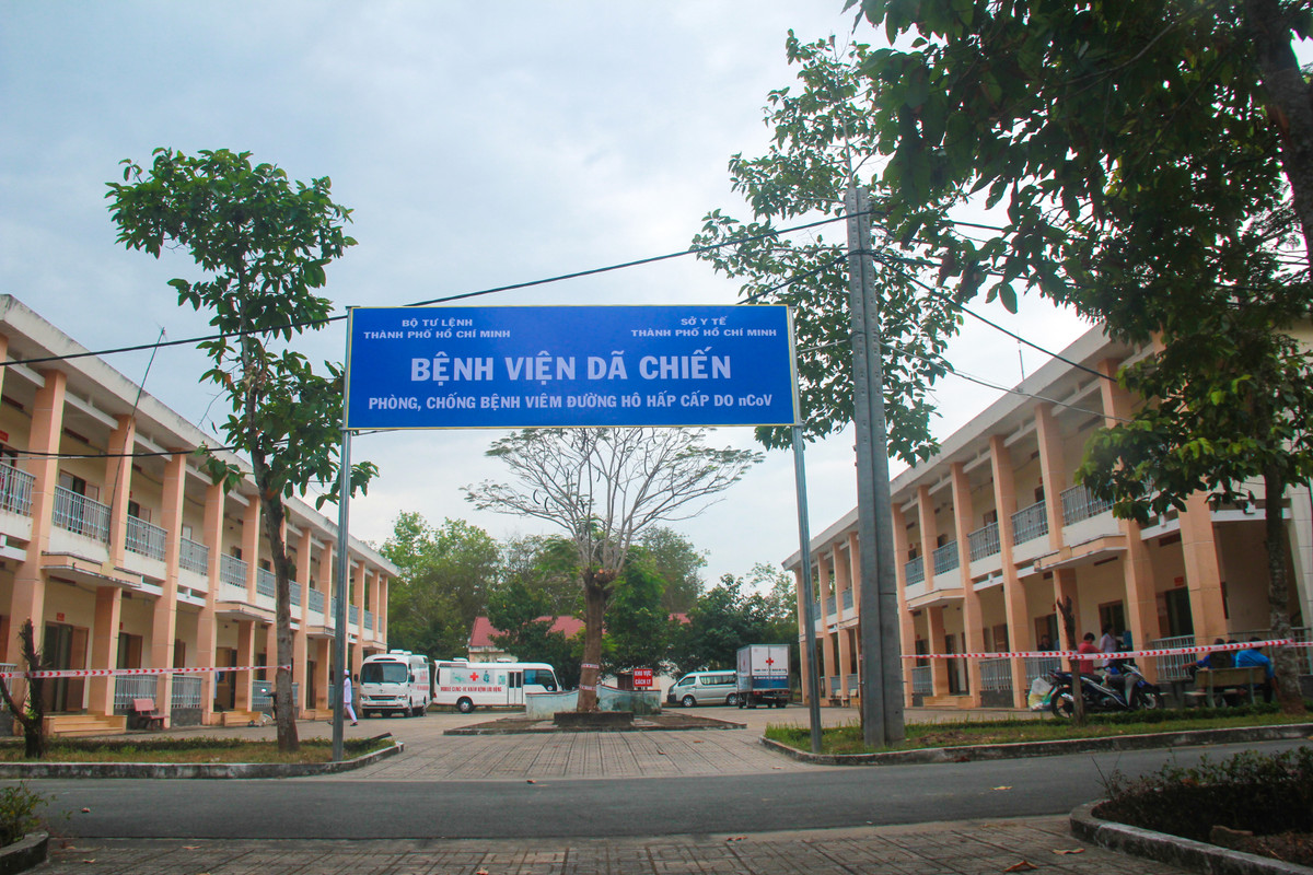 Trong giai đoạn đầu, Bệnh viện Bệnh Nhiệt đới (TP.HCM) sẽ chịu trách nhiệm chính về nhân lực chuyên môn cho bệnh viện dã chiến, nhân lực phục vụ ngoài chuyên môn sẽ do Bộ Tư lệnh TP điều động.