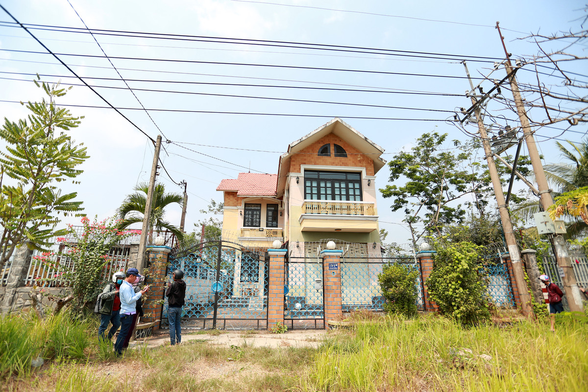 Cận cảnh phía trước căn biệt thự bị bỏ hoang nhiều năm, nơi Tuất 'Khỉ' ẩn nấp phía sau.