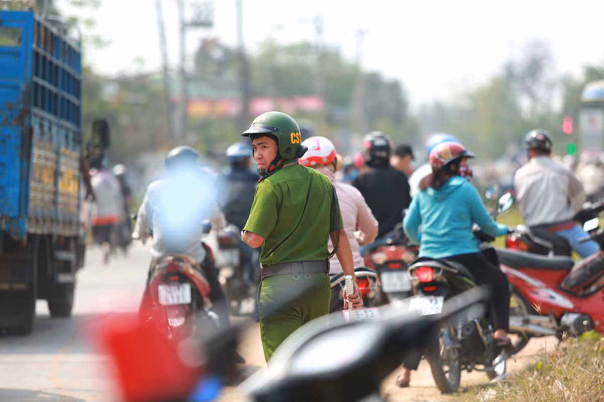 Lực lượng chức năng phải xuống đường dẹp trật tự khu vực phía trước căn nhà vì người dân tập trung quá đông trên đường.