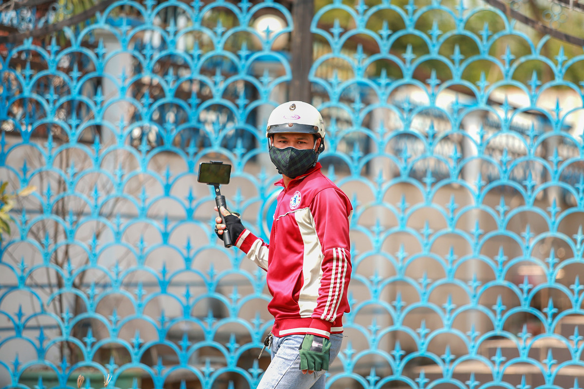 Ngoài ra, rất nhiều youtuber, người dân cũng tới để livestream lên mạng xã hội.