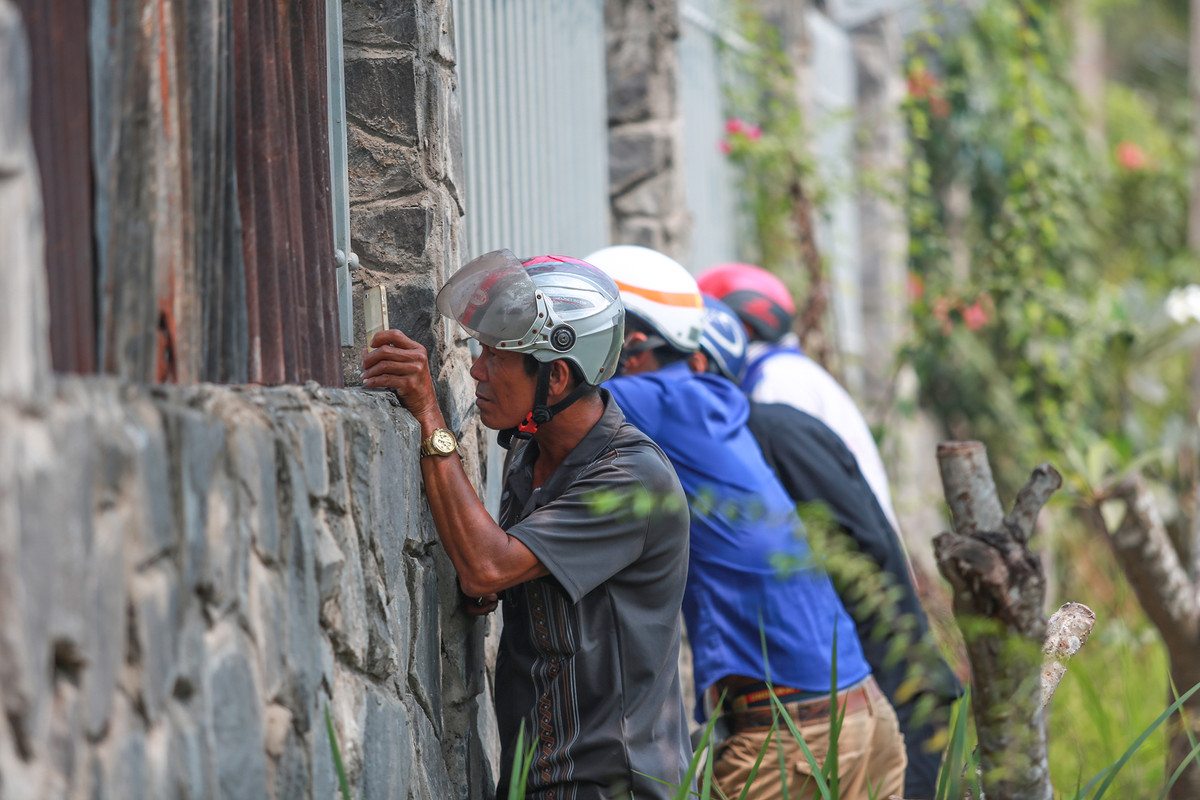 Nhiều người đứng phía ngoài hàng rào để quan sát phía trong hiện trường, nơi Tuấn 'Khỉ' bị tiêu diệt.