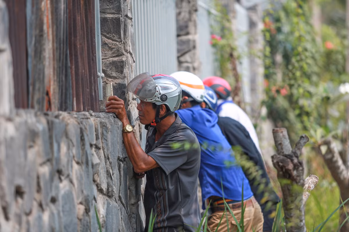 Nhiều người đứng phía ngoài hàng rào để quan sát phía trong hiện trường, nơi Tuấn 'Khỉ' bị tiêu diệt.