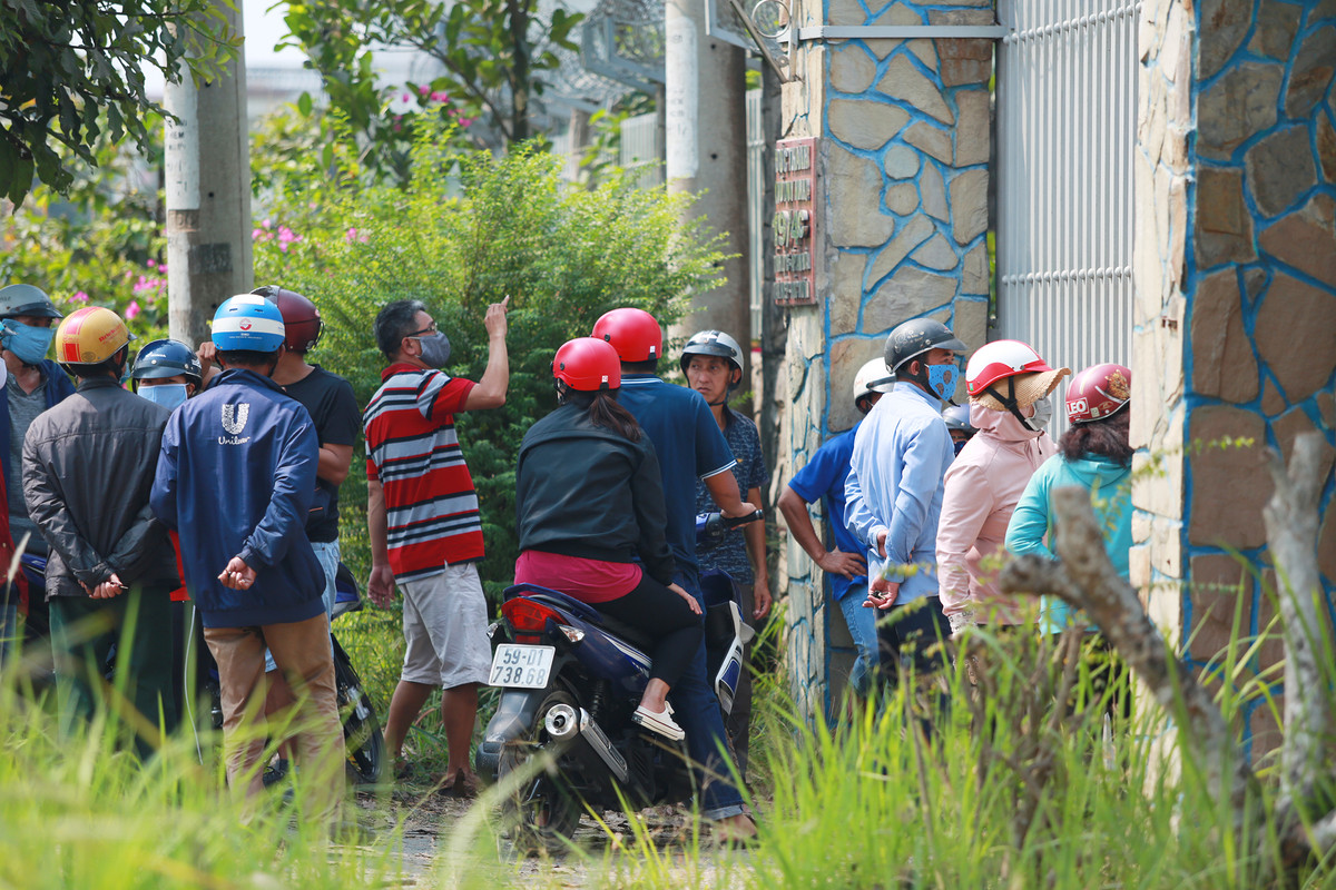 Hàng chục người dân hiếu kì đứng phía ngoài xem.