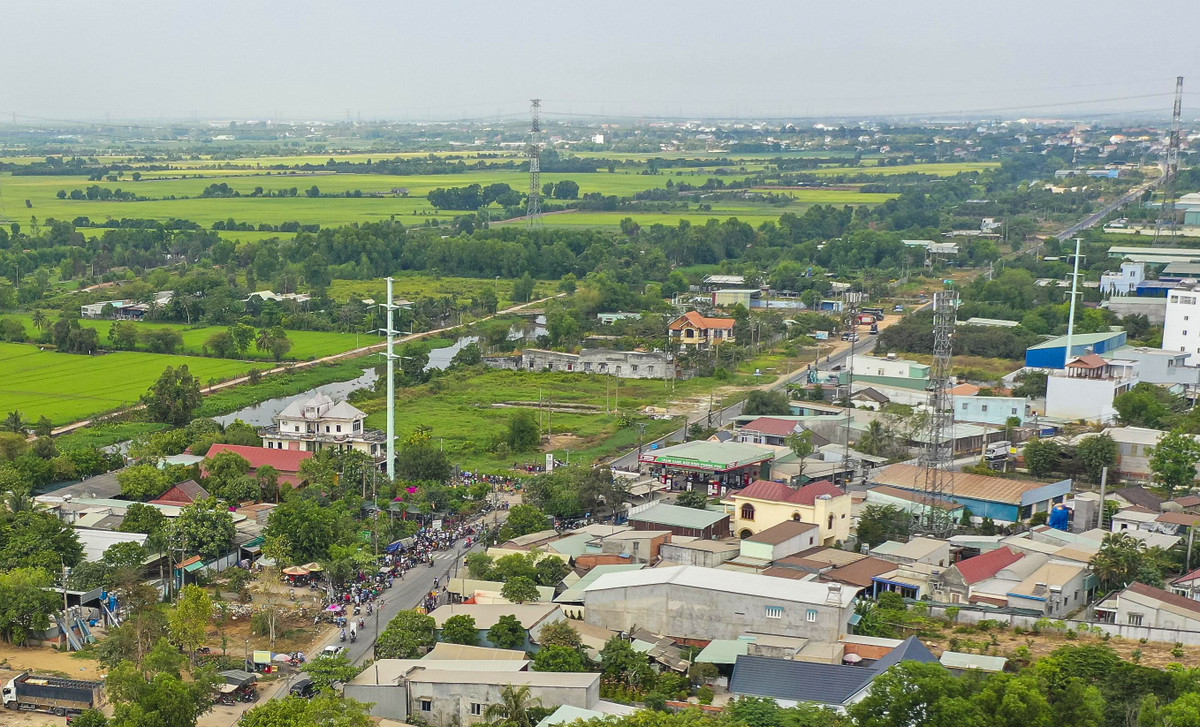Khu nhà Tuấn 'khỉ' ẩn nấp có địa hình phức tạp, phía sau là một con kênh lớn, phía trước là tỉnh lộ 15, xung quanh là cây cỏ um tùm và đồng ruộng.