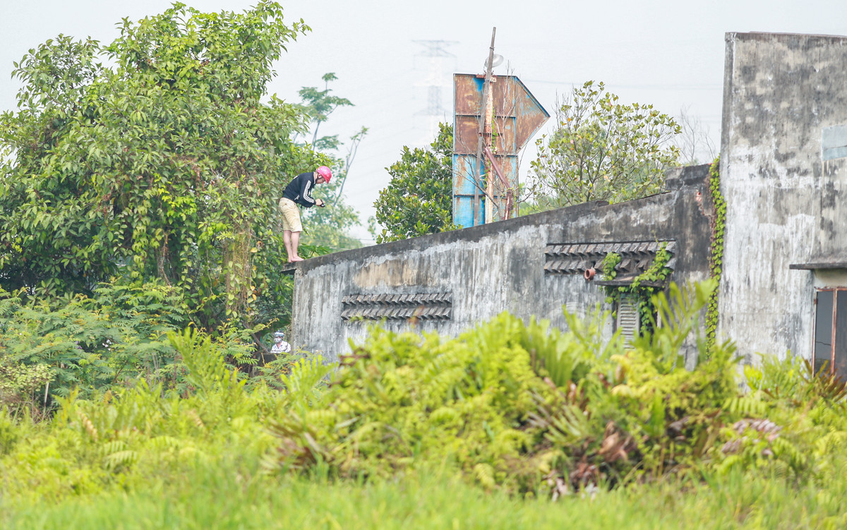 Có người còn trèo lên mái của căn nhà hoang để quay clip bên trong.