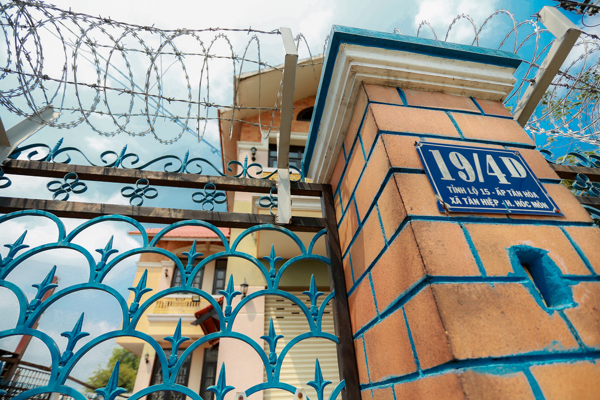 Theo một người hàng xóm tiết lộ, căn nhà này trước đây do một người chủ cũ đã mất để lại cho người em trai. Người này sinh sống và buôn bán vật liệu xây dựng, khoảng 2 năm trước thì bỏ hoang.