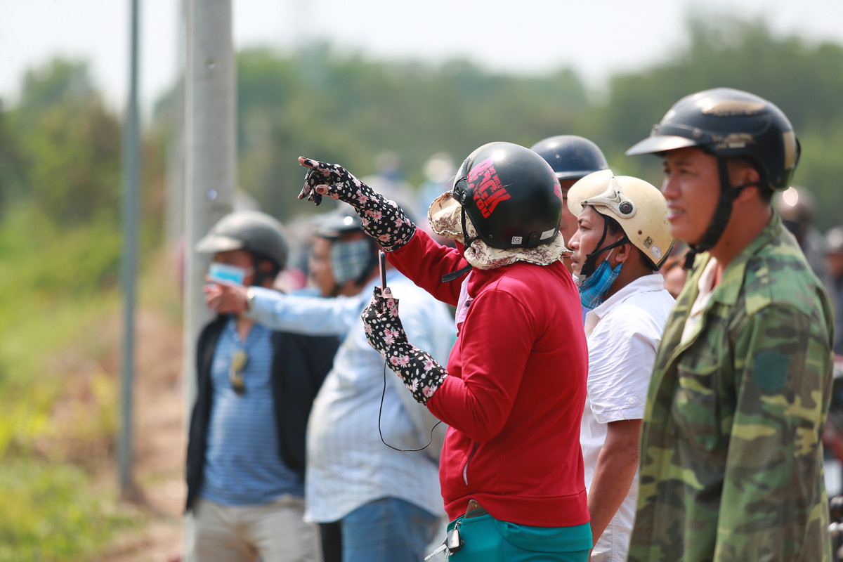 Người dân tập trung bàn tán về sự việc.