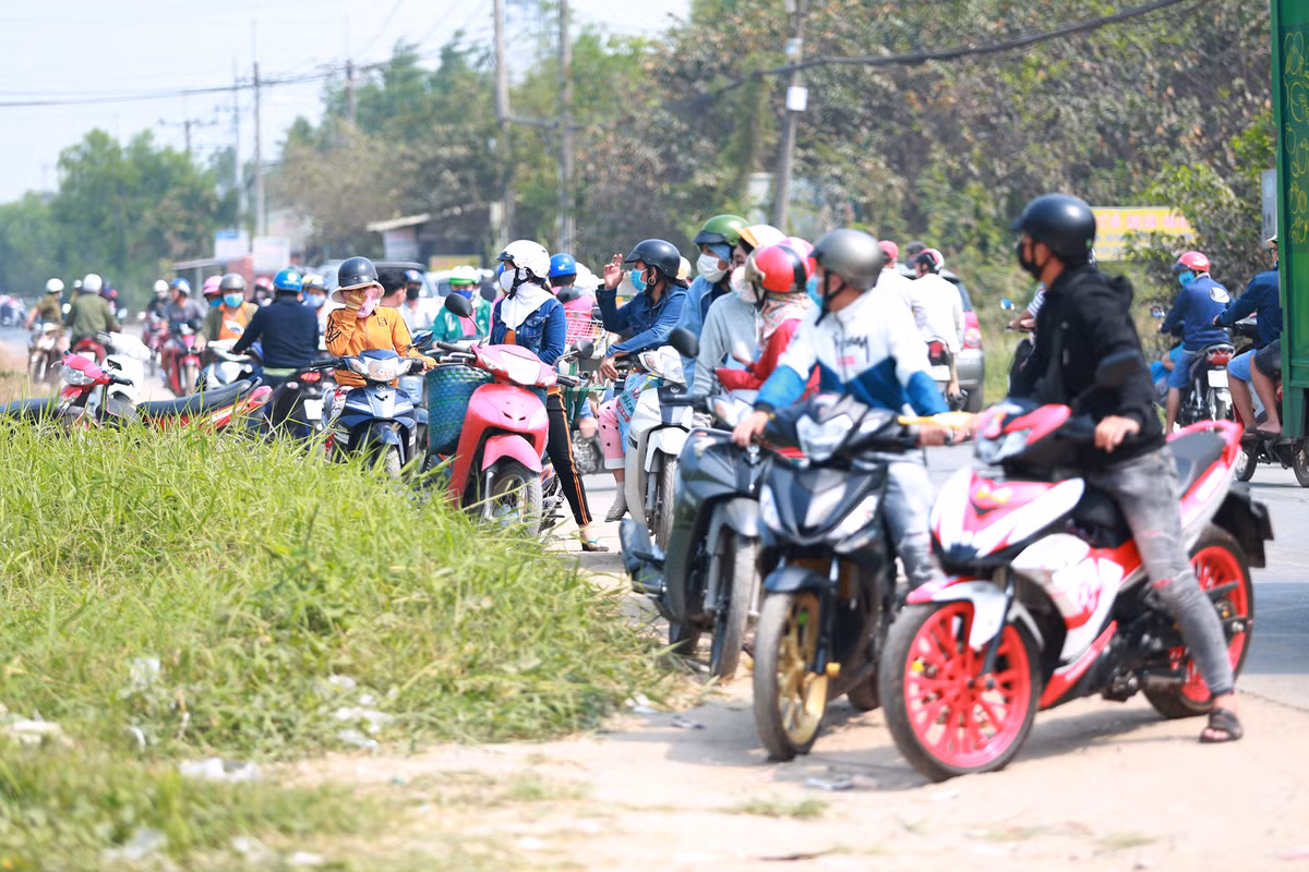 Rất đông người dân tập trung trên đường Đỗ Văn Dậy để theo dõi khu nhà nơi Tuất 'Khỉ' bị tiêu diệt.