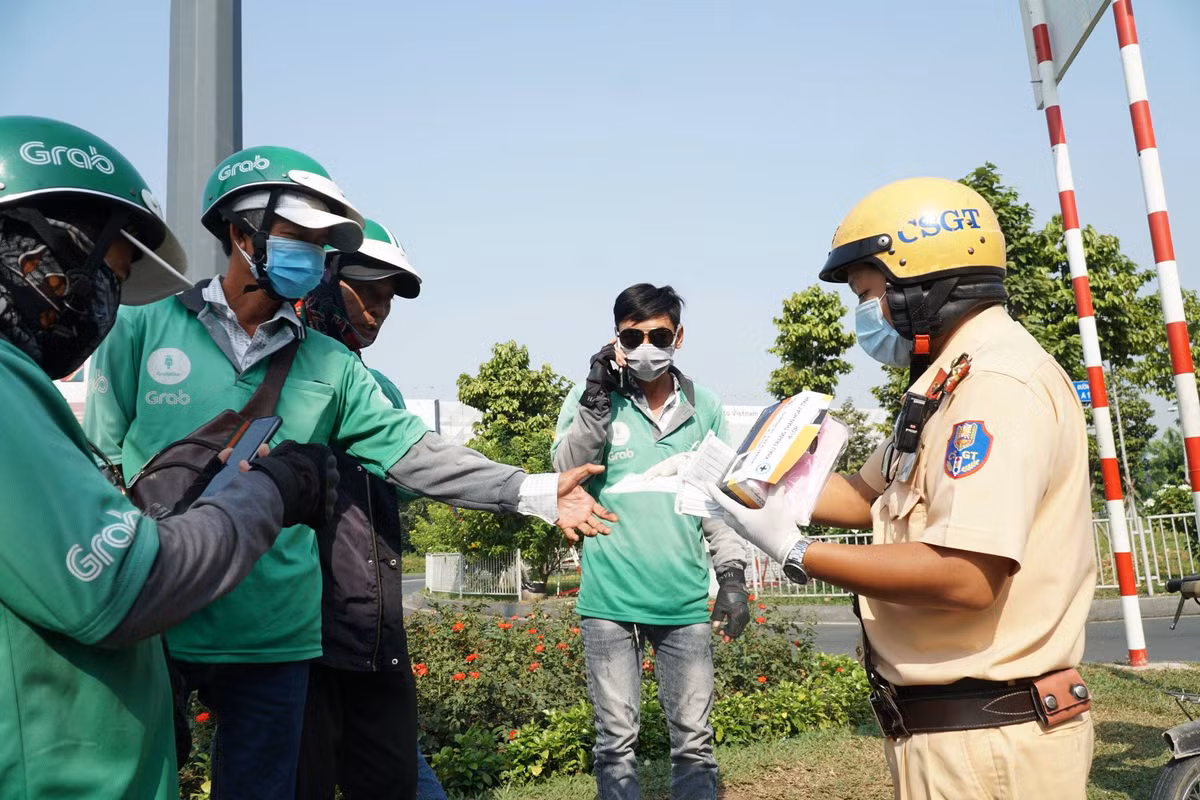 Virus cum Corona xam nhap Viet Nam: Nu CSGT doi nang phat khau trang cho dan-Hinh-3