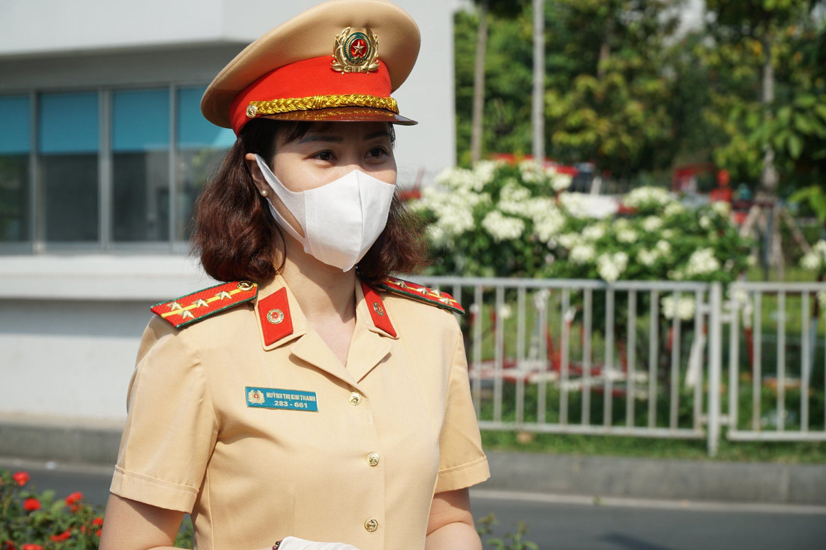 Virus cum Corona xam nhap Viet Nam: Nu CSGT doi nang phat khau trang cho dan-Hinh-2