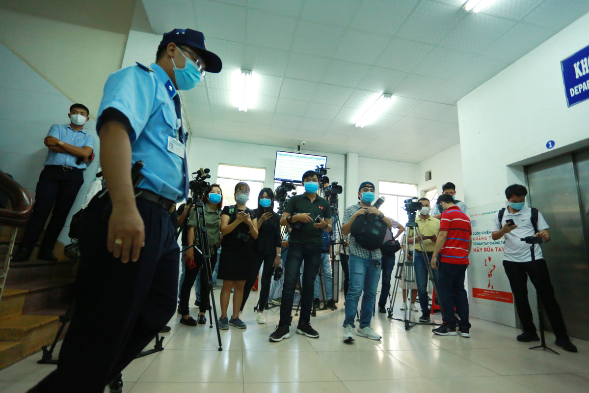 Duoc bac si BV Cho Ray chua khoi virus corona, benh nhan Trung Quoc cui nguoi cam on-Hinh-2