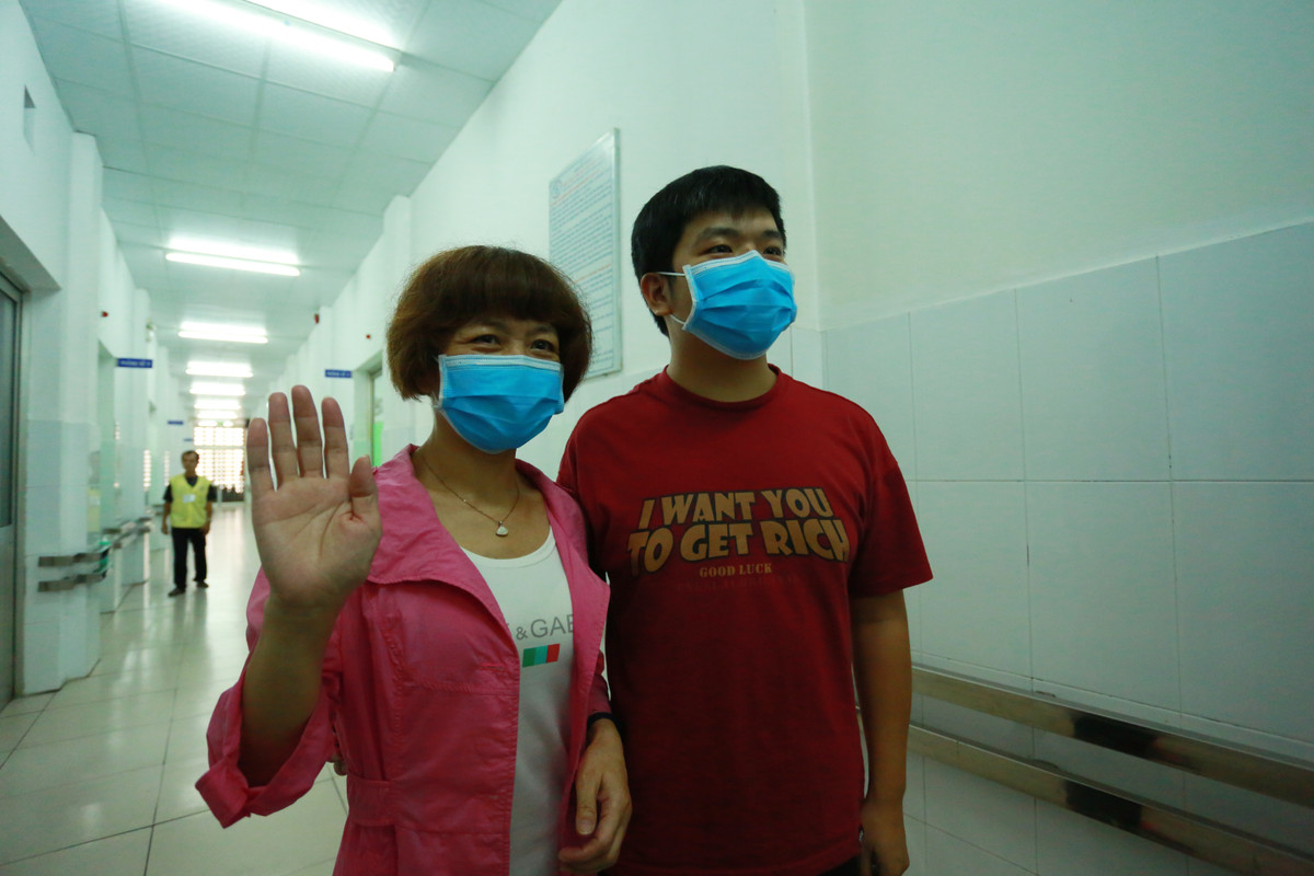 Duoc bac si BV Cho Ray chua khoi virus corona, benh nhan Trung Quoc cui nguoi cam on-Hinh-4