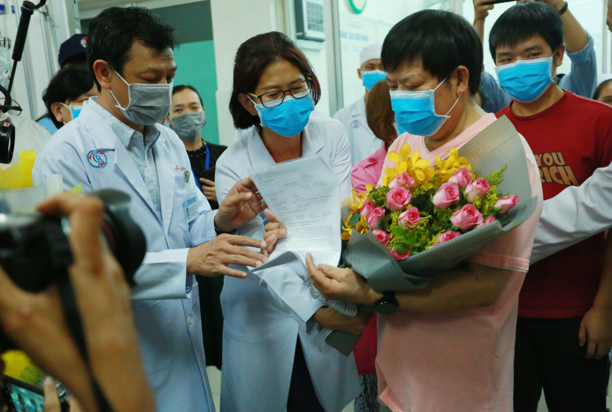 Duoc bac si BV Cho Ray chua khoi virus corona, benh nhan Trung Quoc cui nguoi cam on-Hinh-7
