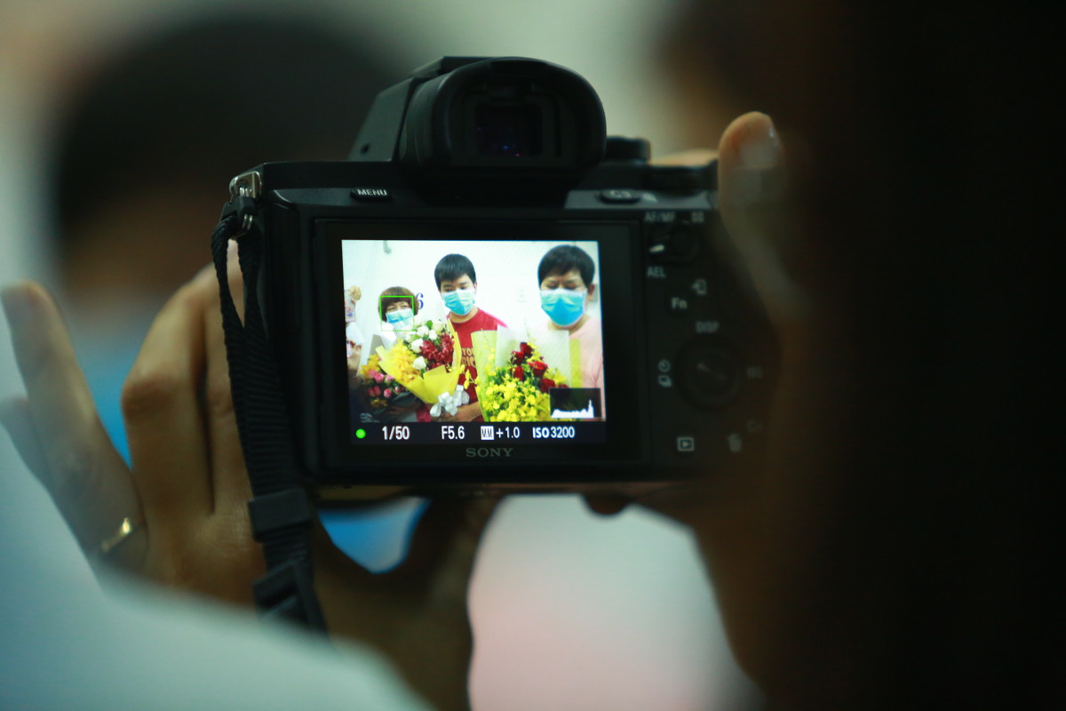 Duoc bac si BV Cho Ray chua khoi virus corona, benh nhan Trung Quoc cui nguoi cam on-Hinh-11